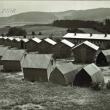 Tábor, dřevěné chatky a několik stanů, seshora, 70. léta