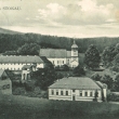 Stejn� pohled, tentokr�t nekolorovan�, kolem 1920, oproti 15 let�m zp�t je zde d�m vlevo od �koly