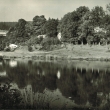 Rybník a klášter, budovy pivovaru mezi stromy